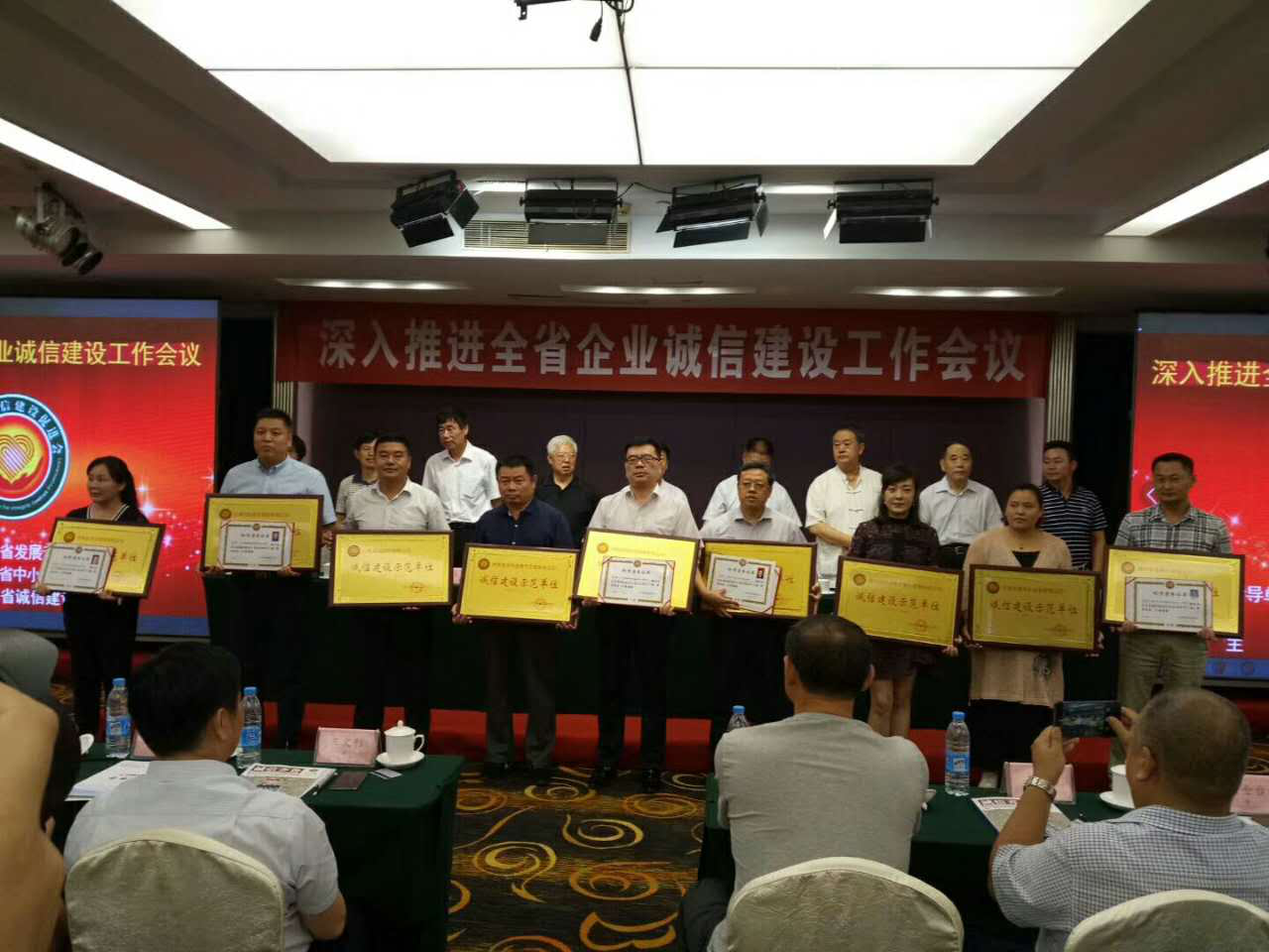 濟(jì)南連心物業(yè)有限公司榮獲“誠信建設(shè)示范單位”、公司總經(jīng)理王宏勇榮獲“誠信建設(shè)示范企業(yè)領(lǐng)軍人物”稱號