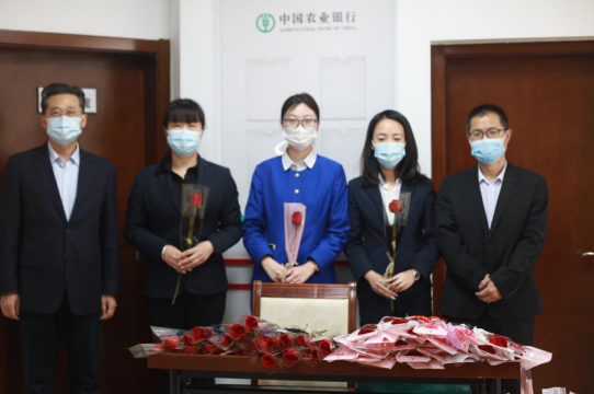 連心物業(yè)駐德州農(nóng)行項(xiàng)目開展“三八婦女節(jié)獻(xiàn)花送祝福”主題活動