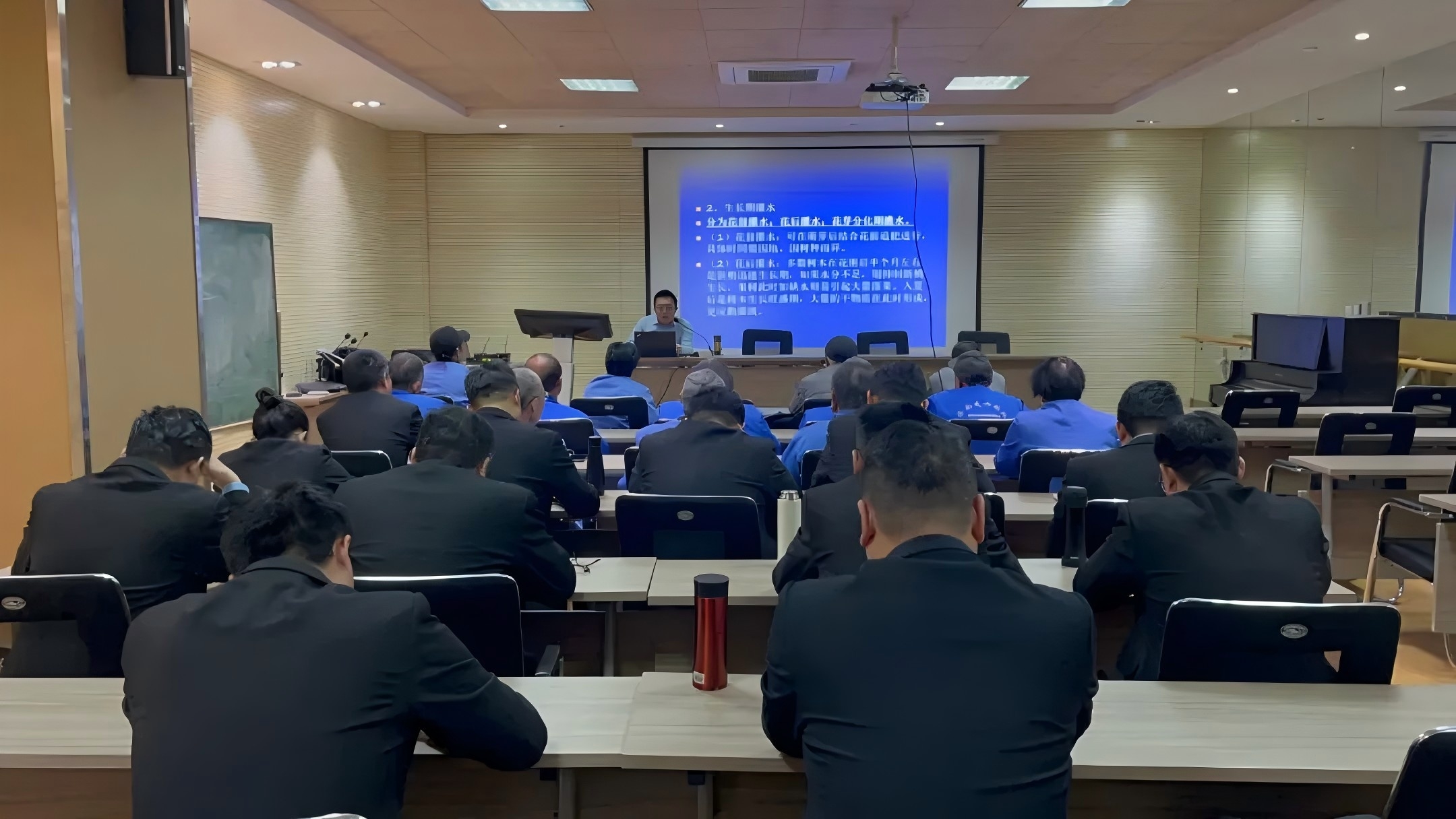 濟(jì)南連心物業(yè)舉辦綠化養(yǎng)護(hù)知識與修剪藝術(shù)專項(xiàng)培訓(xùn)